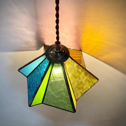 ステンドグラスライト ステンドグラスランプ 6角ギザギザ 少しカラフル シーリング