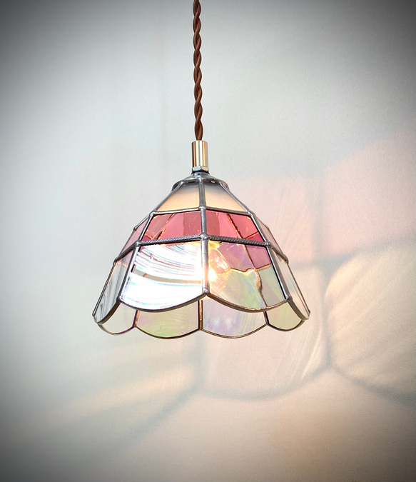 ステンドグラスのペンダントランプ 8角3段 ピンク、虹色クリア