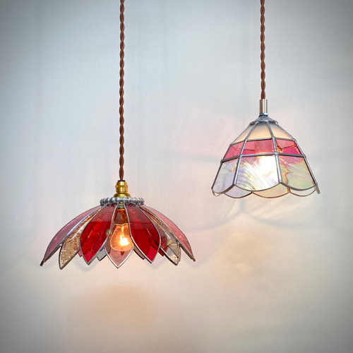 ステンドグラスのペンダントランプ 8角3段 ピンク、虹色クリア