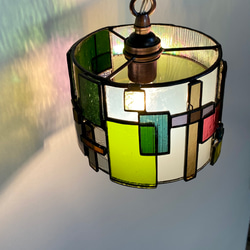 ステンドグラスのペンダントランプ　筒のかたち　グリーン系 5枚目の画像