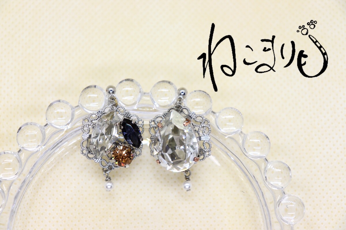 大粒スワロフスキーのイヤリング / ピアス