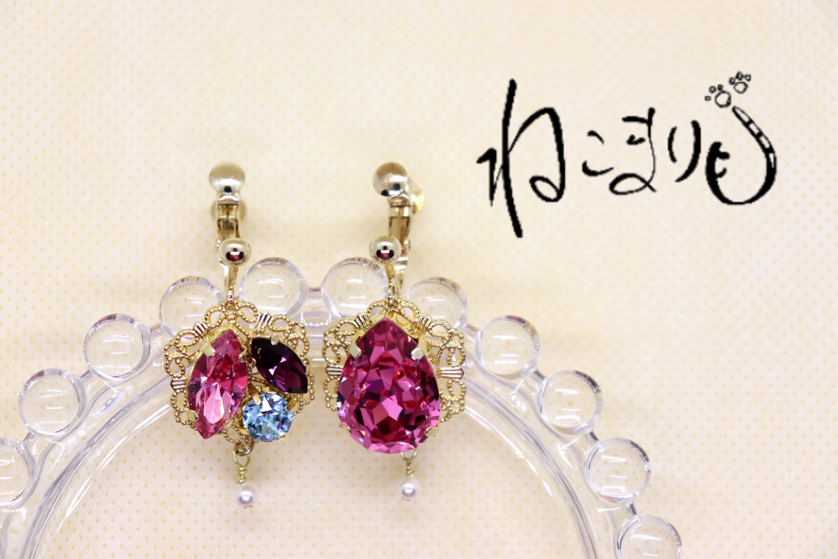 大粒スワロフスキーのイヤリング / ピアス
