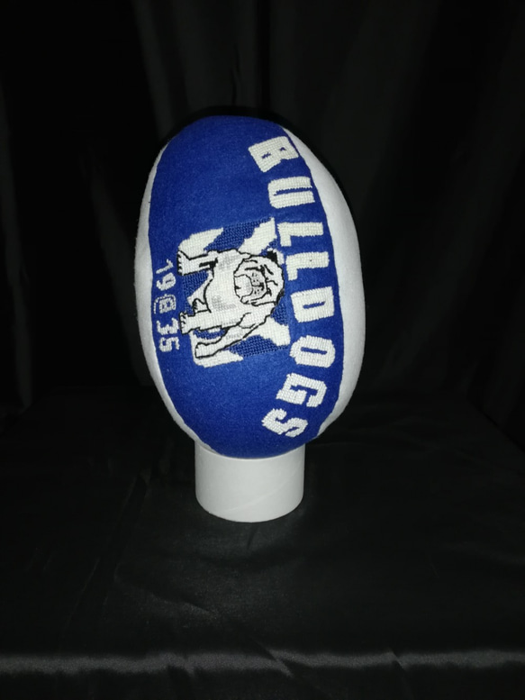 オーストラリアのラグビーリーグチーム「BULLDOGS（ブルドッグス）ロゴ入りのラグビーボール 1枚目の画像