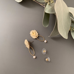 パールが揺れる 白い陶のお花の耳飾り　ピアス/イヤリング 4枚目の画像
