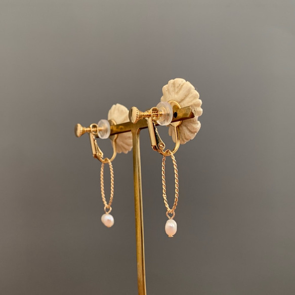 パールが揺れる 白い陶のお花の耳飾り　ピアス/イヤリング 6枚目の画像