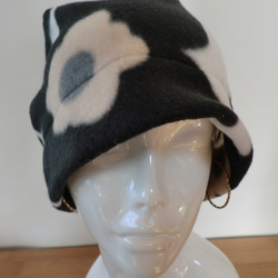 ふんわりやさしい暖かフリース帽子　モノトーン　花 3枚目の画像