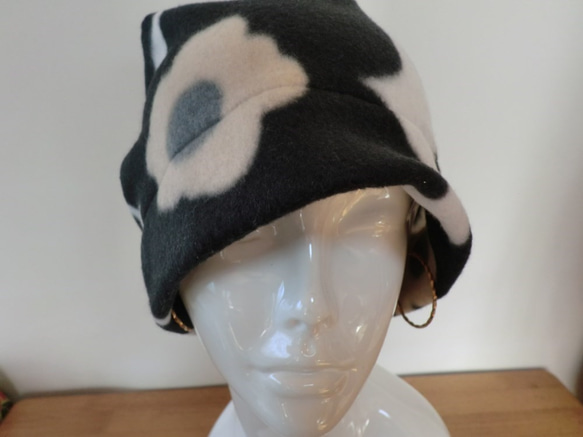 ふんわりやさしい暖かフリース帽子　モノトーン　花 3枚目の画像