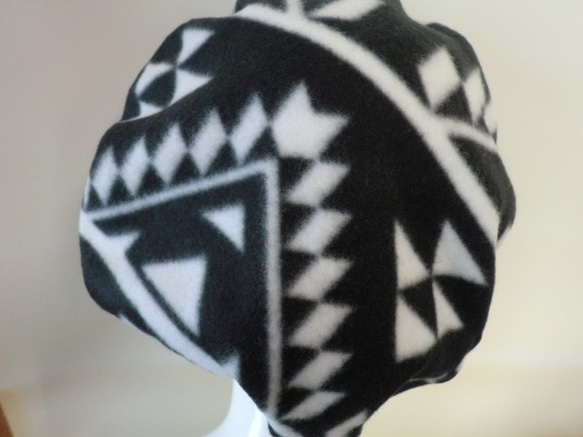 ふんわり暖かフリース　ベレー帽　白黒　幾何学模様 2枚目の画像