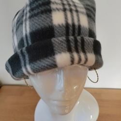 ふんわりやさしい暖かフリース帽子　モノトーン　チェック 3枚目の画像