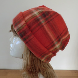 ふんわりやさしい暖かフリース帽子　チェック 　赤系（オレンジがかった赤）　 3枚目の画像
