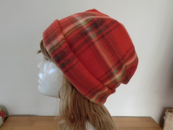 ふんわりやさしい暖かフリース帽子　チェック 　赤系（オレンジがかった赤）　 3枚目の画像