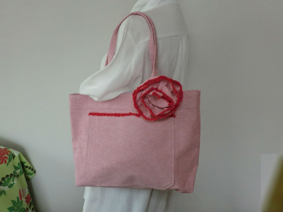 ピンクの帆布トートバック　薔薇のコサージュ付き 1枚目の画像
