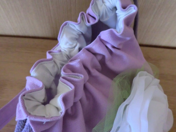 帆布巾着ミニバック　オーガンジー、チュールの薔薇付き 2枚目の画像