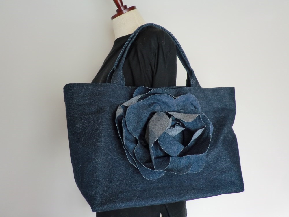 おしゃれな大判デニムのトートバック　大きな薔薇のポケット付き