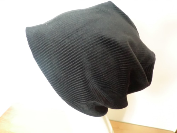 肌にやさしい　おしゃれなシンプル帽子　黒　細コーデュロイ 2枚目の画像
