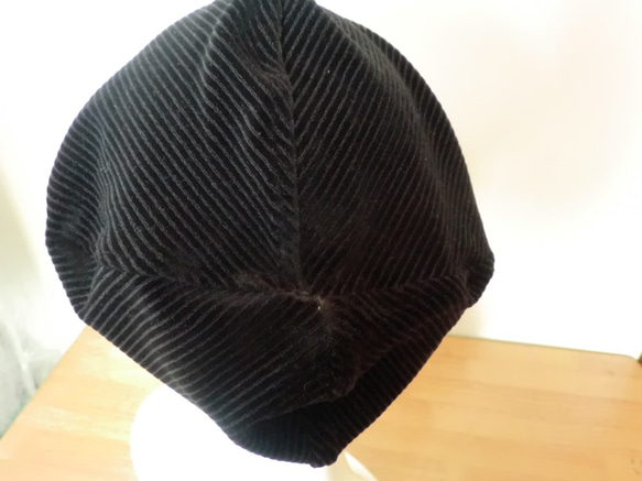 肌にやさしい　おしゃれなシンプル帽子　黒　細コーデュロイ 3枚目の画像