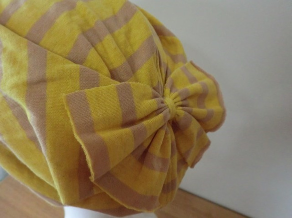 肌に優しいおしゃれな綿帽子　黄色×ベージュ　後ろリボン 5枚目の画像