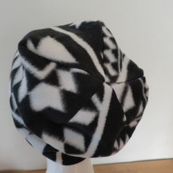 ふんわりやさしい暖かフリース帽子　モノトーン　葉 5枚目の画像