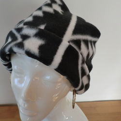 ふんわりやさしい暖かフリース帽子　モノトーン　葉 6枚目の画像