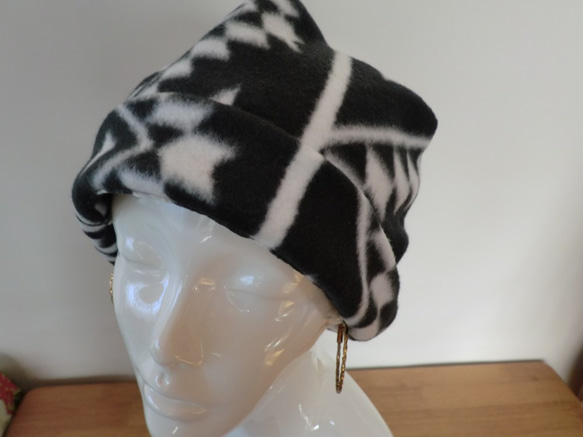 ふんわりやさしい暖かフリース帽子　モノトーン　葉 6枚目の画像