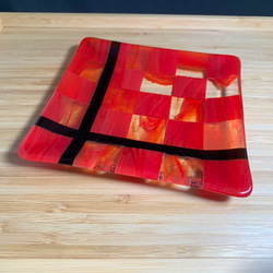 R フュージング ガラス 皿 ＊ 和赤チェックの角皿 16cm 1枚目の画像