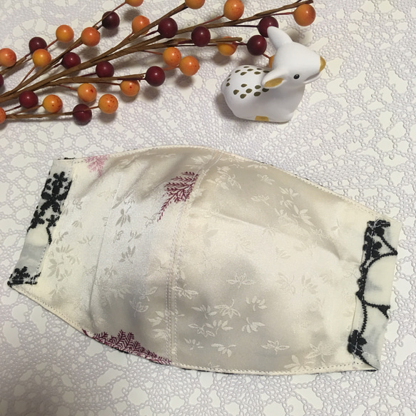 【送料無料】サイズが選べる マスク 裏面シルク 刺繍 花　ホワイト 3枚目の画像