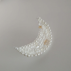 ホワイトムーン　♡　ビーズ刺繍　月のブローチ 1枚目の画像