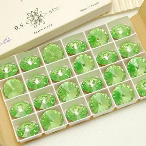 ヴィンテージ スワロフスキー art.1122 PERIDOT 18mmリボリ 6個