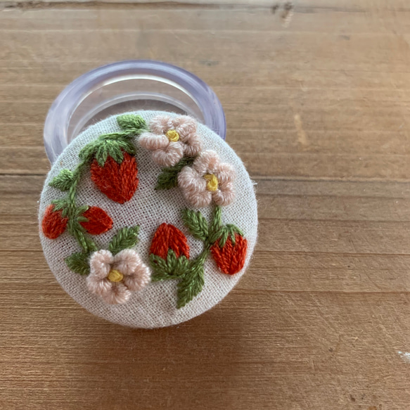 刺繍ブローチ 苺 ブローチ nana 通販 11732698｜Creema(クリーマ