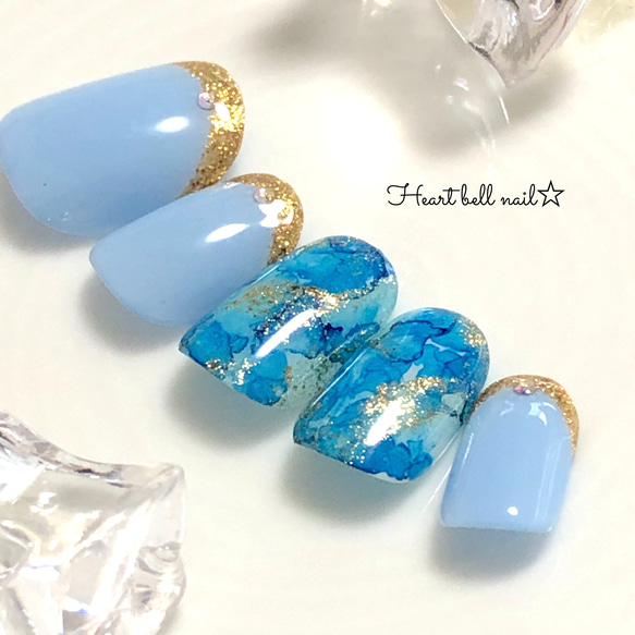 アースカラーのにじみアートネイル（ブルー/タイダイ柄/にじみ