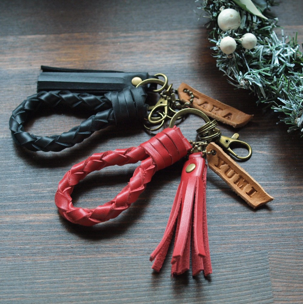 【超早割クリスマスラッピング無料】革の色変更可能◆ペアレザー タッセルキーホルダーリング 革　キーリング●お名前刻印