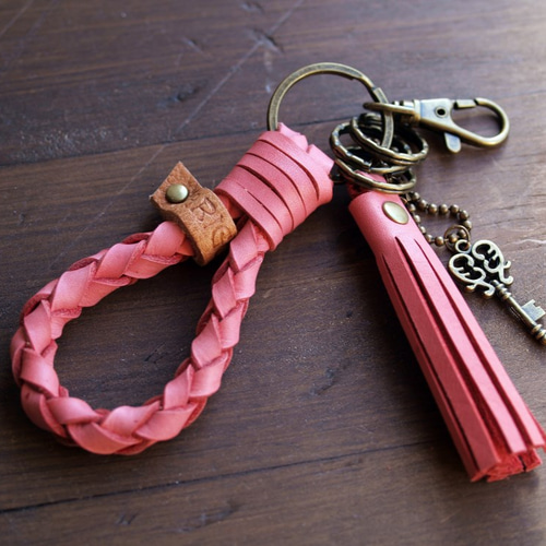 ギフトに きれいカラフルレザー【MAHIYA】タッセル キーホルダー 革レザー タッセルキーホルダーリング 優しいコーラルピンク
