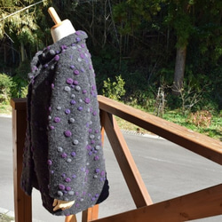 紫＆グレーランダム立体水玉模様のコート 2枚目の画像