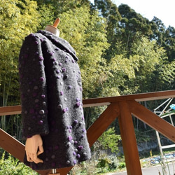 紫＆グレーランダム立体水玉模様のコート 4枚目の画像