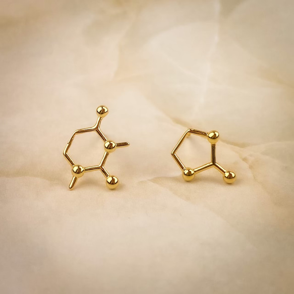 カフェイン（gold）化学構造式記号のおもしろピアス メンズ、ジェンダーレス(ユニセックス)にも！ 2枚目の画像