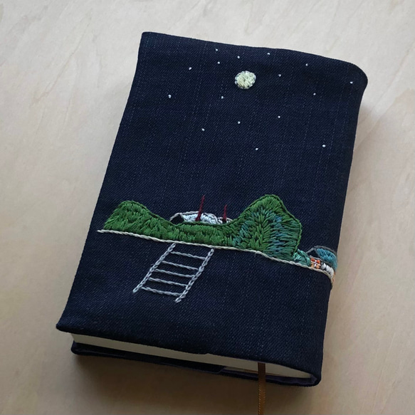 手刺繍ブックカバー『窓からの風景』 2枚目の画像