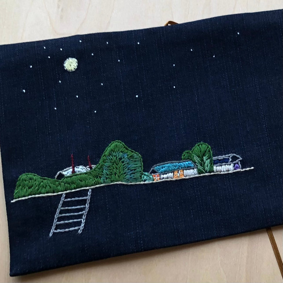 手刺繍ブックカバー『窓からの風景』 5枚目の画像