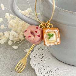 草莓百吉餅和奶油芝士丹麥包包吊飾 第1張的照片