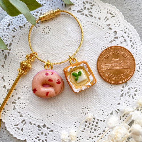 いちごベーグルとクリームチーズデニッシュのバッグチャーム バッグ