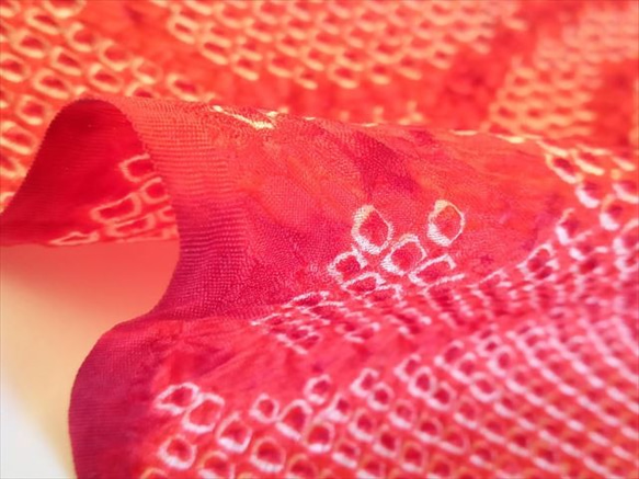 【正絹　洗い済】綺麗な赤に椿模様の総絞り生地A　約34.5×約50ｃｍ　はぎれ　和布　古布 5枚目の画像