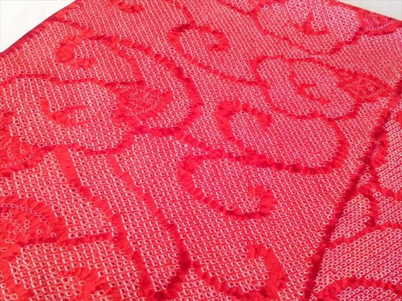 【正絹】綺麗な赤に椿模様の総絞り生地B　約34.5×約99ｃｍ　はぎれ　和布　古布 1枚目の画像