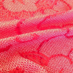 【正絹】綺麗な赤に椿模様の総絞り生地B　約34.5×約99ｃｍ　はぎれ　和布　古布 2枚目の画像