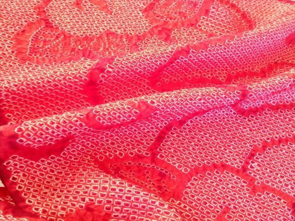 【正絹】綺麗な赤に椿模様の総絞り生地B　約34.5×約99ｃｍ　はぎれ　和布　古布 2枚目の画像