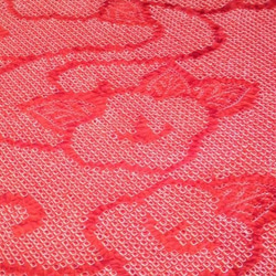 【正絹】綺麗な赤に椿模様の総絞り生地B　約34.5×約99ｃｍ　はぎれ　和布　古布 3枚目の画像