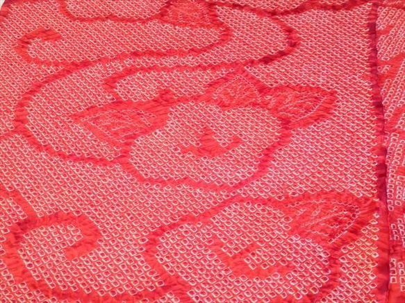 【正絹】綺麗な赤に椿模様の総絞り生地B　約34.5×約99ｃｍ　はぎれ　和布　古布 3枚目の画像