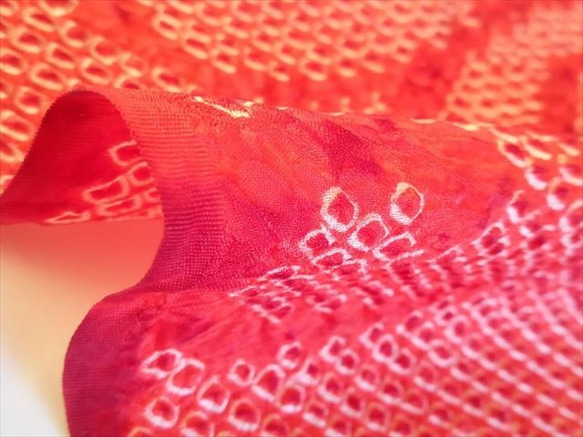 【正絹】綺麗な赤に椿模様の総絞り生地B　約34.5×約99ｃｍ　はぎれ　和布　古布 5枚目の画像