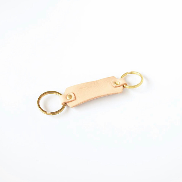 手に馴染む真鍮とレザーのキーリング 「Gitten keyring (natural)」 2枚目の画像