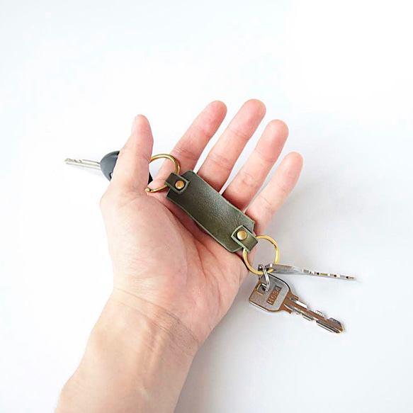 手に馴染む真鍮とレザーのキーリング 「Gitten keyring (dark green)」 6枚目の画像