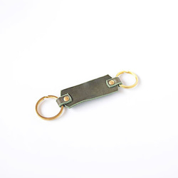 手に馴染む真鍮とレザーのキーリング 「Gitten keyring (dark green)」 2枚目の画像