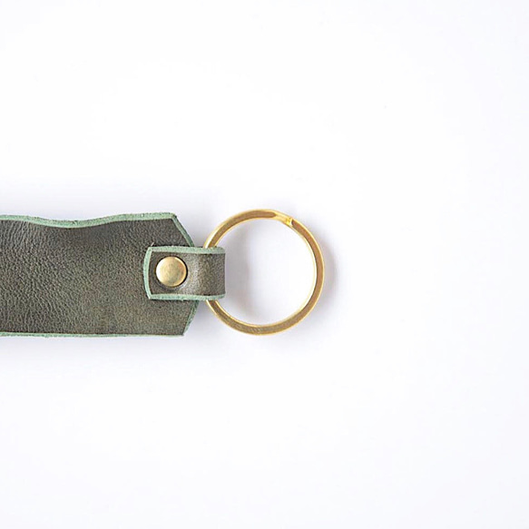 手に馴染む真鍮とレザーのキーリング 「Gitten keyring (dark green)」 4枚目の画像